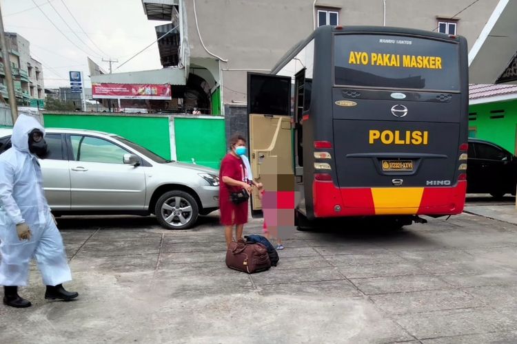 Seorang pasien isoman saat dijemput dan dipindahkan ke tempat isolasi pemerintah oleh pihak kepolisian