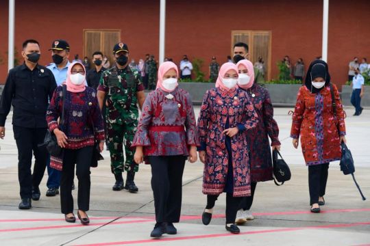 Ibu Negara dan rombongan kenakan batik Jambi