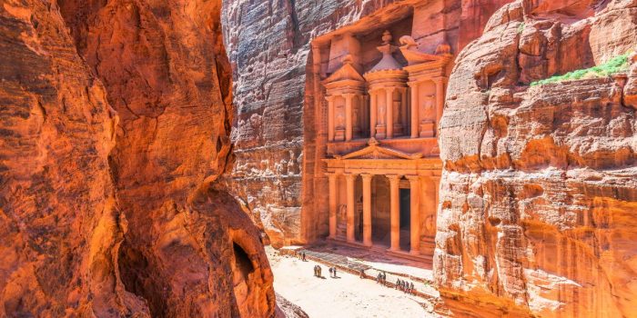 Petra: Kota yang Terukir di Batu