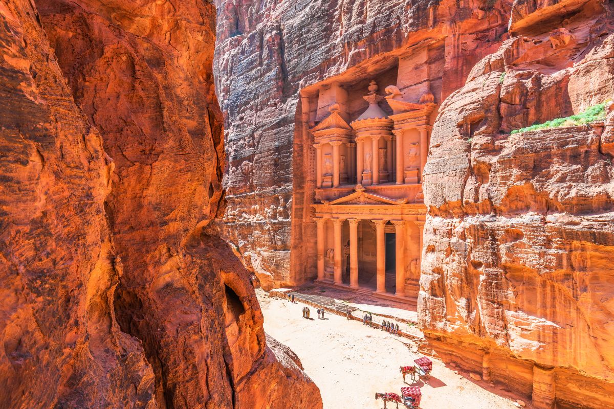 Petra: Kota yang Terukir di Batu